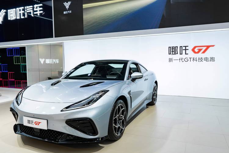 广州101哪吒汽车在智能汽车领域的表现，领途汽车在新能源汽车市场中的影响力